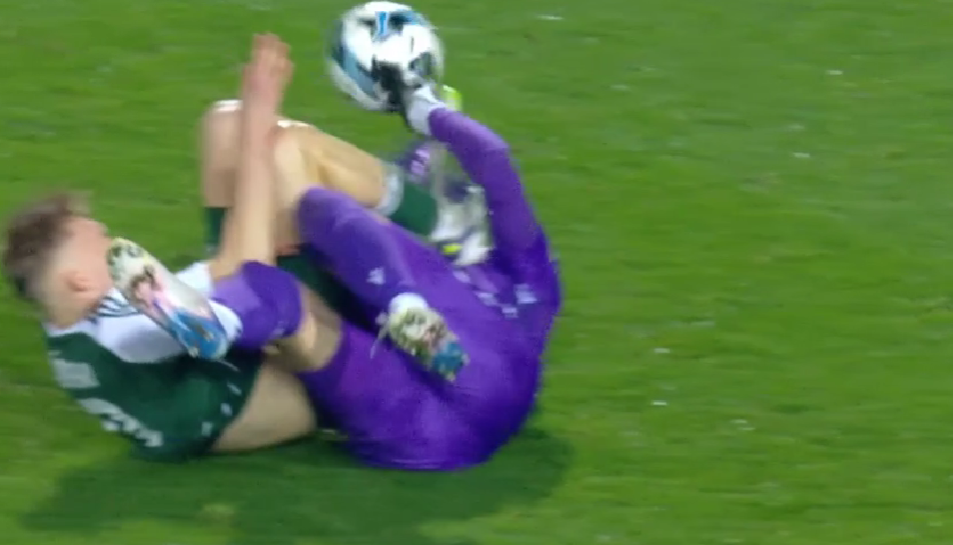 ΠΑΟΚ - Παναθηναϊκός: Έφυγε με φορείο ο Παβλένκα σε σύγκρουση με τον Σφιντέρσκι (vid)