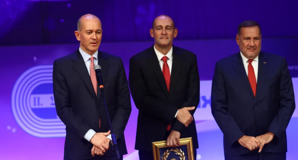 Αγγελόπουλος: «Το περσινό, το πιο σημαντικό πρωτάθλημα στην ιστορία του Ολυμπιακού»