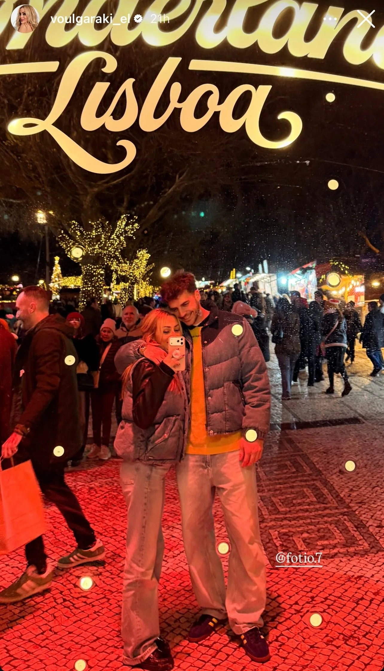 Η Ελένη Βουλγαράκη απολαμβάνει τη στολισμένη Λισαβόνα μαζί με τον Φώτη Ιωαννίδη