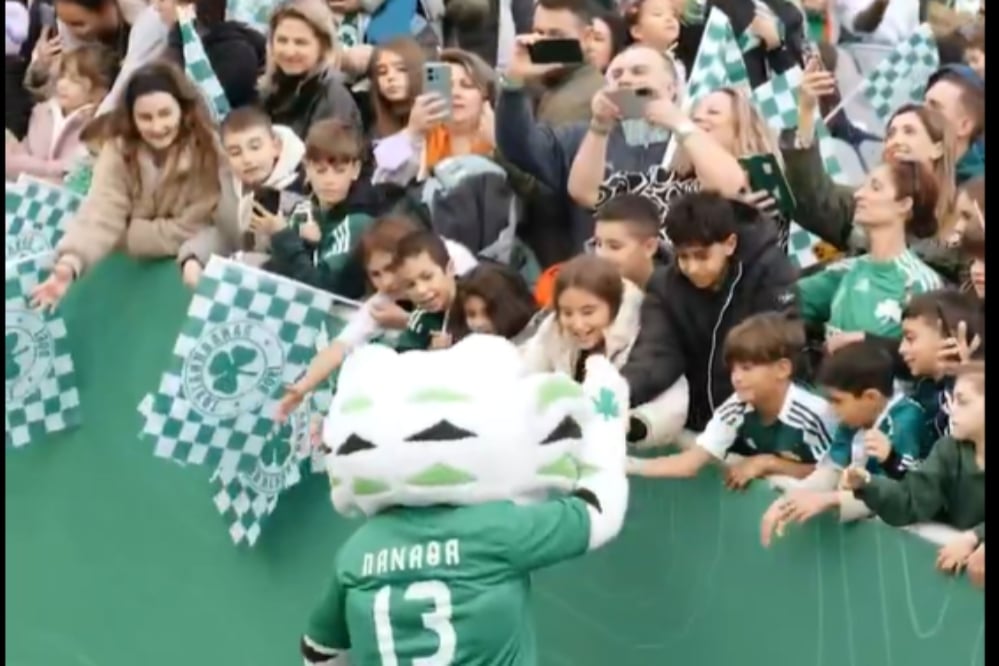 Παναθηναϊκός: Παιδικά χαμόγελα, αυτόγραφα και παιχνίδια σε ένα Χριστουγεννιάτικο χωριό στο ΟΑΚΑ