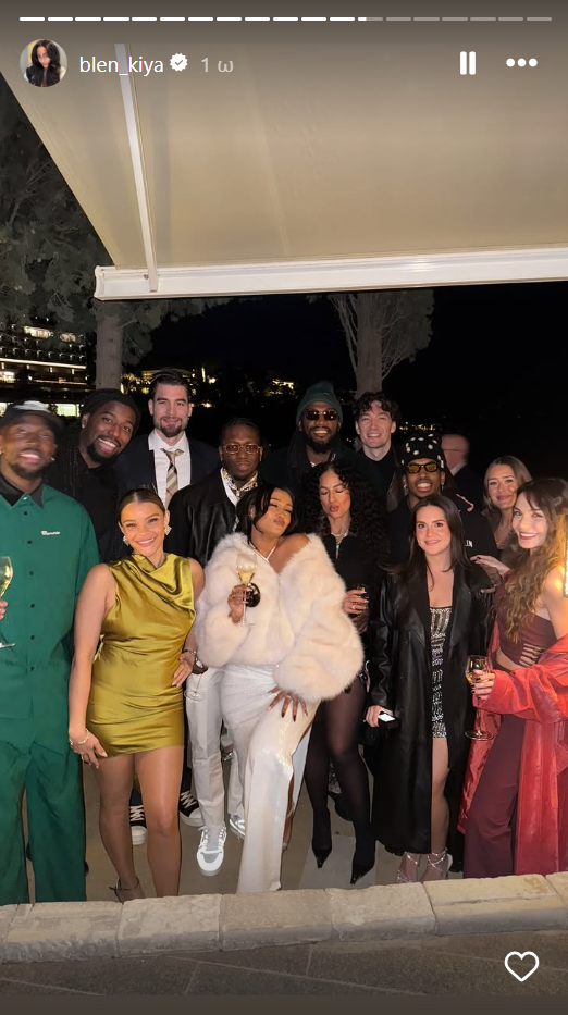 Φωτογραφίες: Επτάστερο παρεάκι άλλαξε μαζί χρονιά!