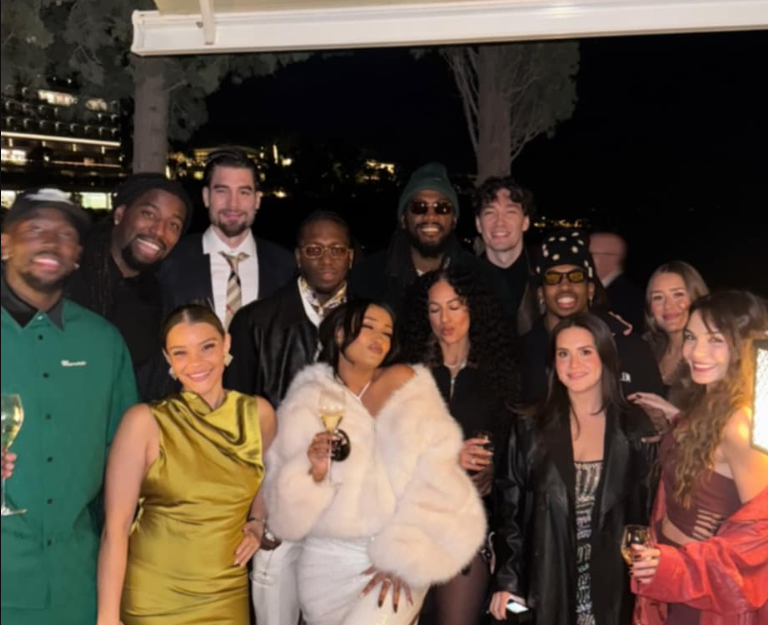 Φωτογραφίες: Επτάστερο παρεάκι άλλαξε μαζί χρονιά!