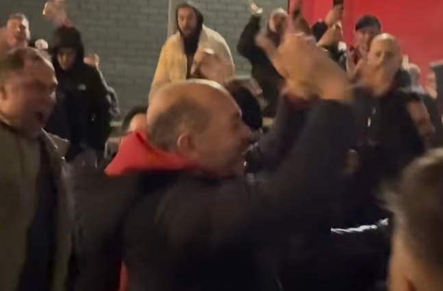 «Μέχρι Τέλους» από τους οπαδούς του Ολυμπιακού - Αποθεώθηκε ο Γιώργος Αγγελόπουλος (vid)