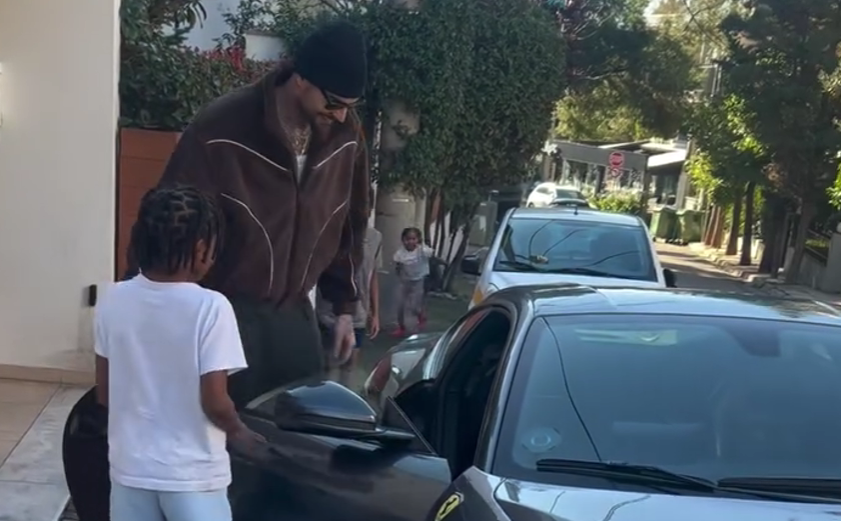 Παναθηναϊκός: Ο θείος Χουάντσο «έσκασε» με Ferrari και μοίρασε δώρα στα παιδιά του Γκραντ (vid)