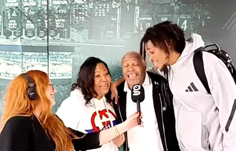 Γονείς Χολμς: Τραγούδησαν με τον Ρισόν για τη νίκη του Παναθηναϊκού (vid)