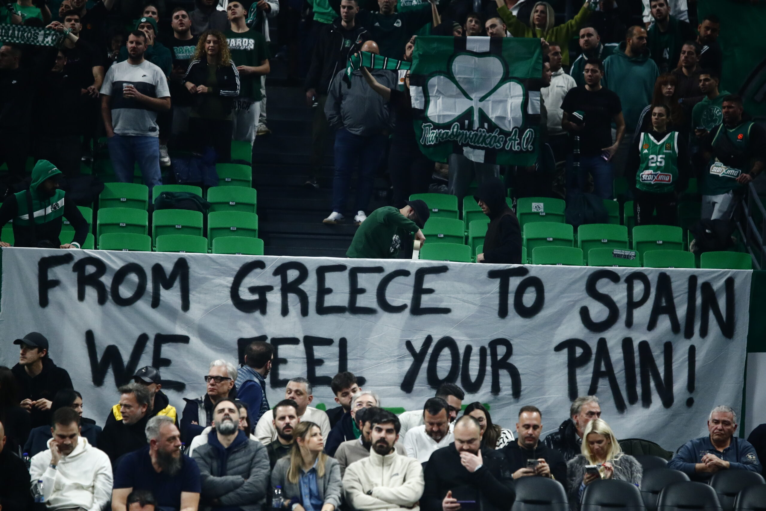 Θύρα 13 για το σιδηροδρομικό δυστύχημα στην Ισπανία: «Νιώθουμε τον πόνο σας» (pics)