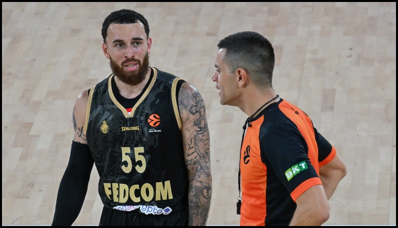 Τσακώθηκε με οπαδό ο Μάικ Τζέιμς: «Ακούγεσαι χαζός - Αυτά που λες είναι μόνο για αστεία»