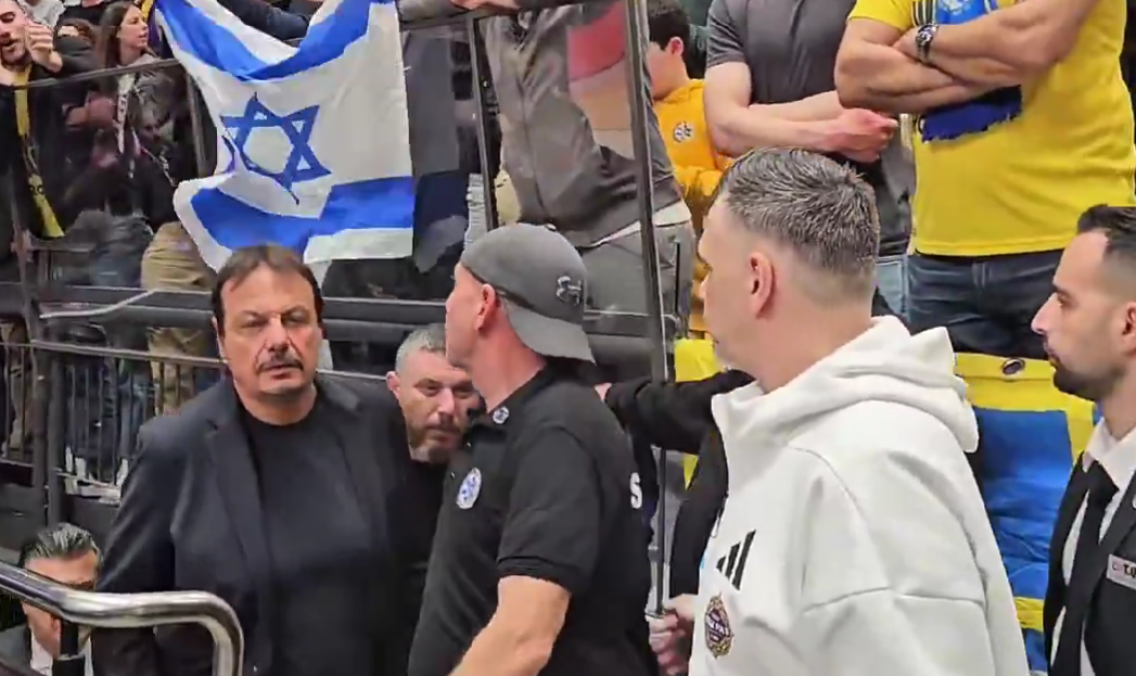 Μακάμπι-Παναθηναϊκός: Συνεχίστηκαν και στο γήπεδο τα υβριστικά συνθήματα για Αταμάν (vid)