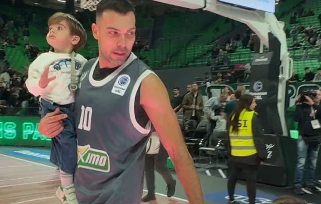 Παναθηναϊκός: Έκλεψε την παράσταση η κόρη του Σλούκα - Η ατάκα στον πατέρα της (vid)