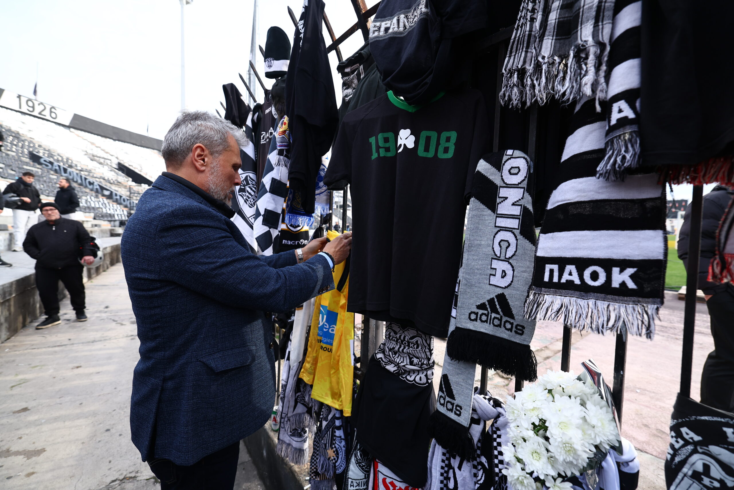 Οπαδός του Παναθηναϊκού στην Τούμπα, τίμησε τους νεκρούς - Η συμβολική κίνηση (pic)