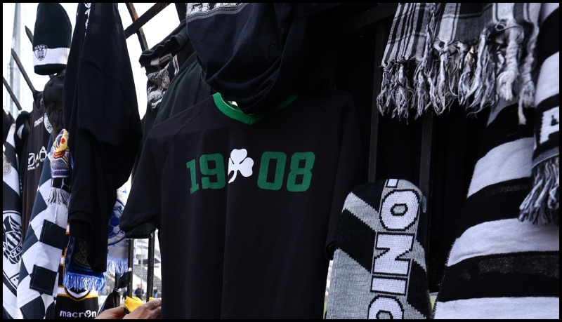 Οπαδός του Παναθηναϊκού στην Τούμπα, τίμησε τους νεκρούς - Η συμβολική κίνηση (pic)