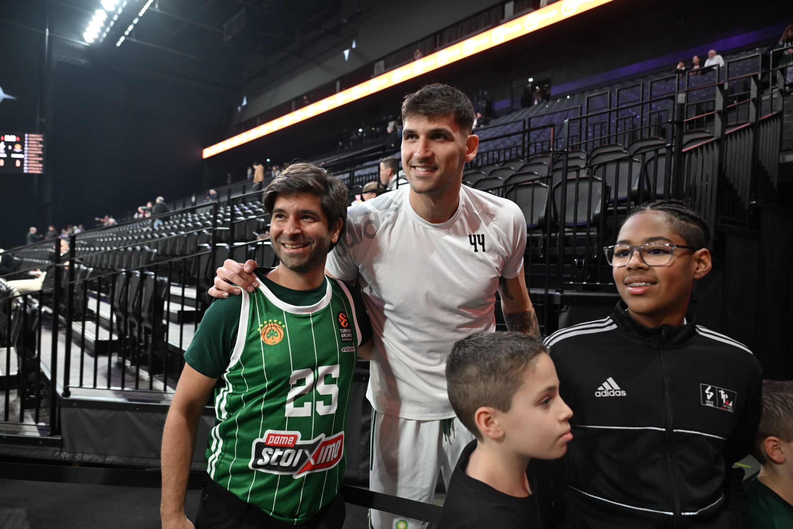 Παναθηναϊκός: Μοίρασε αυτόγραφα ο Μήτογλου στη Λυών (pics)