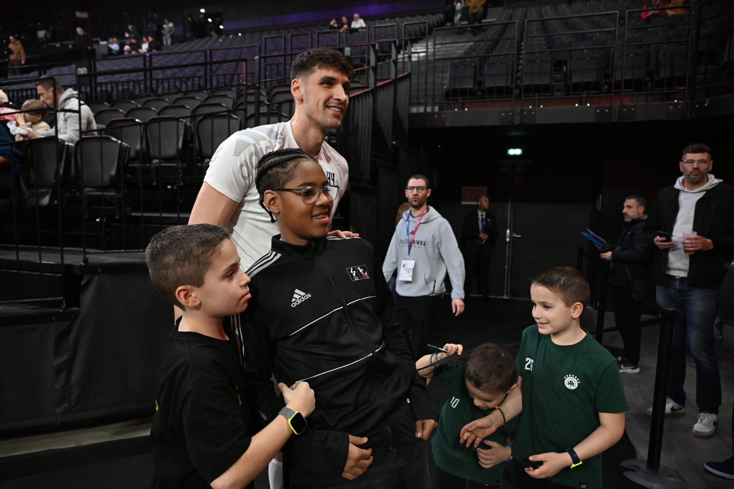 Παναθηναϊκός: Μοίρασε αυτόγραφα ο Μήτογλου στη Λυών (pics)