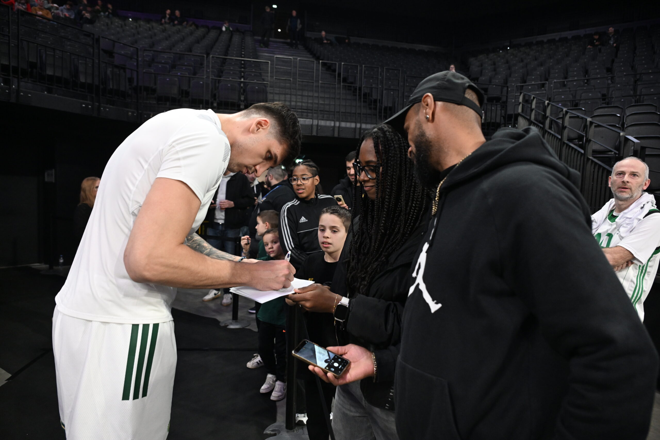 Παναθηναϊκός: Μοίρασε αυτόγραφα ο Μήτογλου στη Λυών (pics)