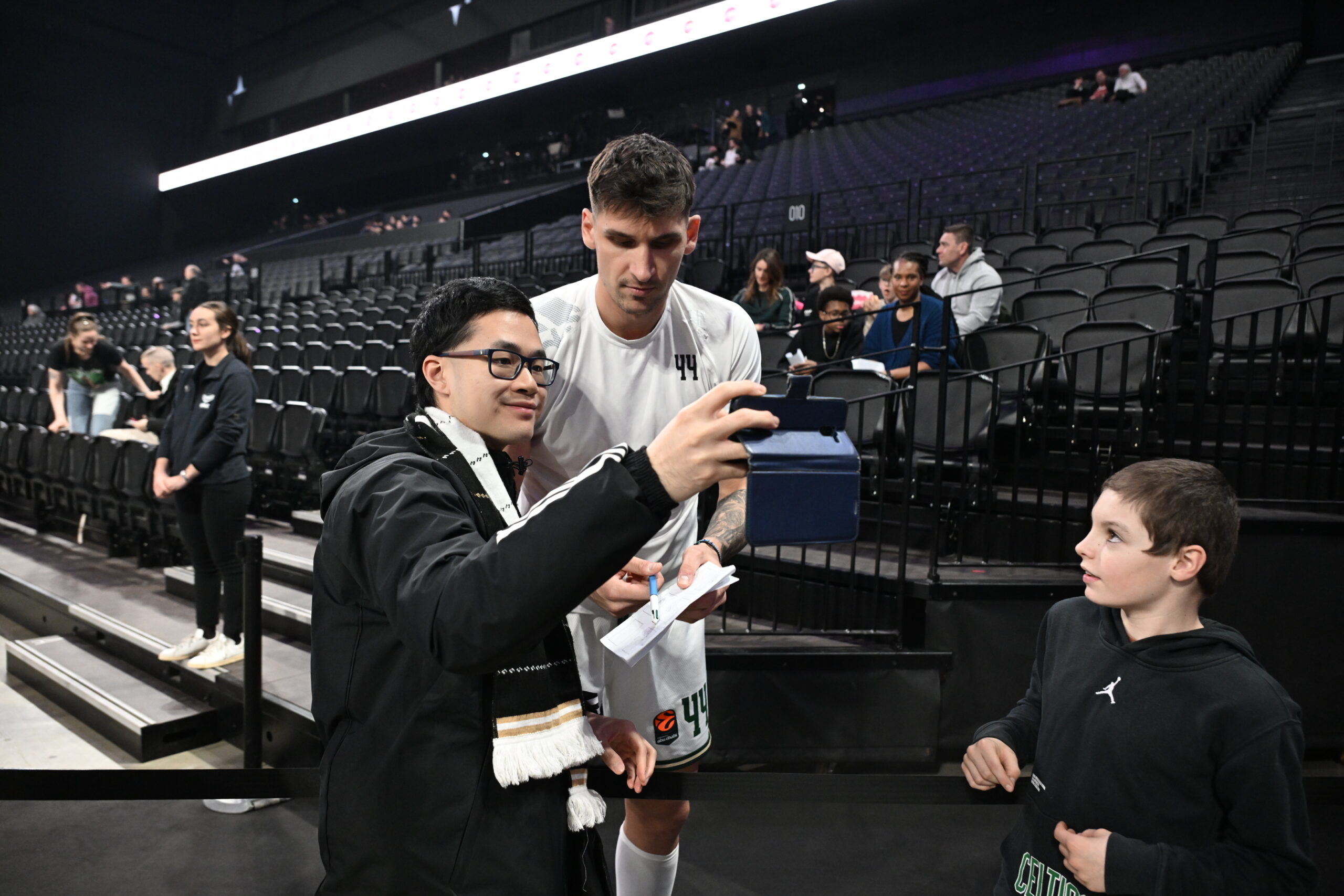 Παναθηναϊκός: Μοίρασε αυτόγραφα ο Μήτογλου στη Λυών (pics)