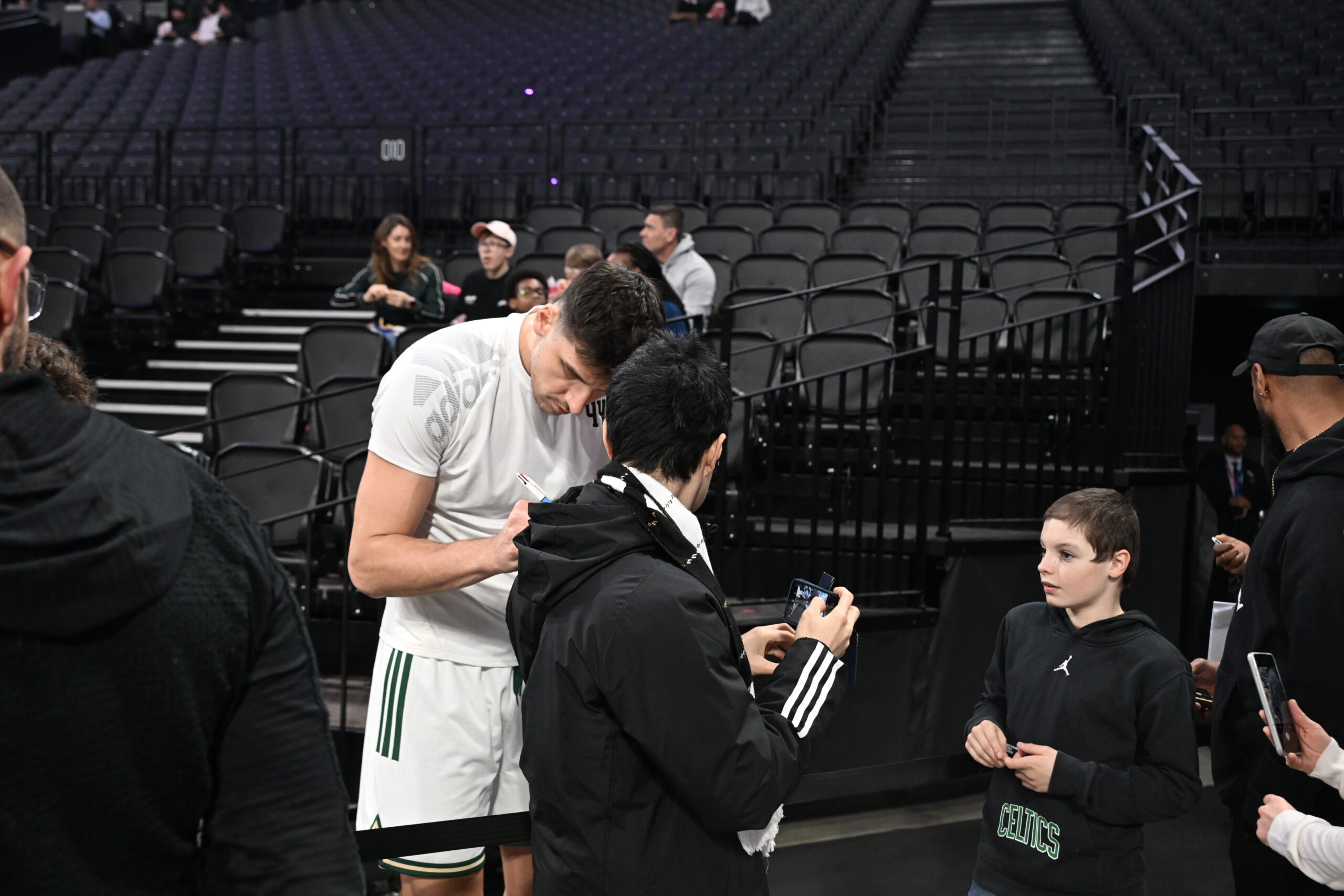 Παναθηναϊκός: Μοίρασε αυτόγραφα ο Μήτογλου στη Λυών (pics)