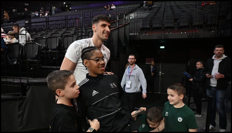 Παναθηναϊκός: Μοίρασε αυτόγραφα ο Μήτογλου στη Λυών (pics)