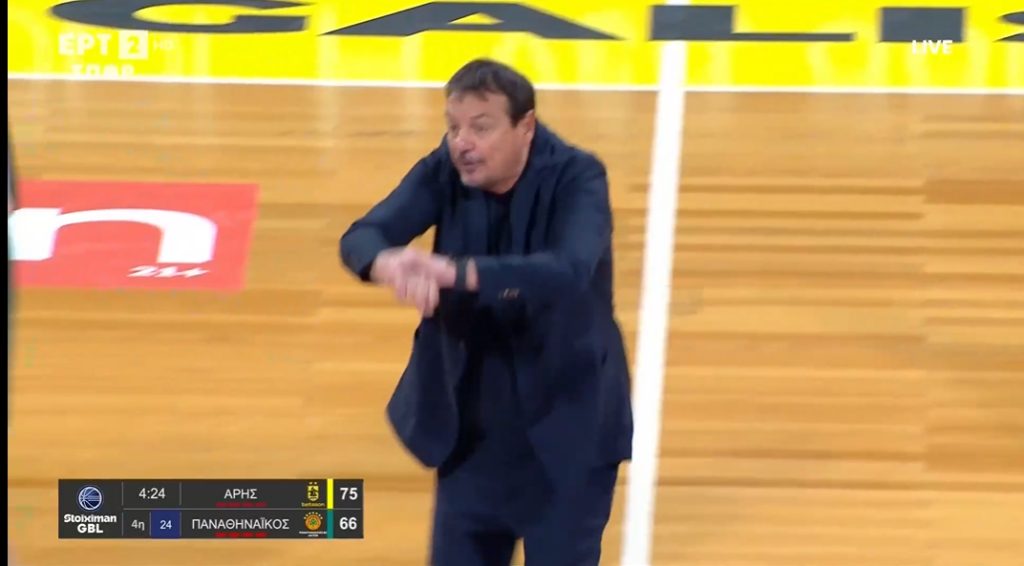 Έξαλλος ο Αταμάν για φάουλ που δεν δόθηκε - Μπήκε στο παρκέ και αποβλήθηκε (vid)