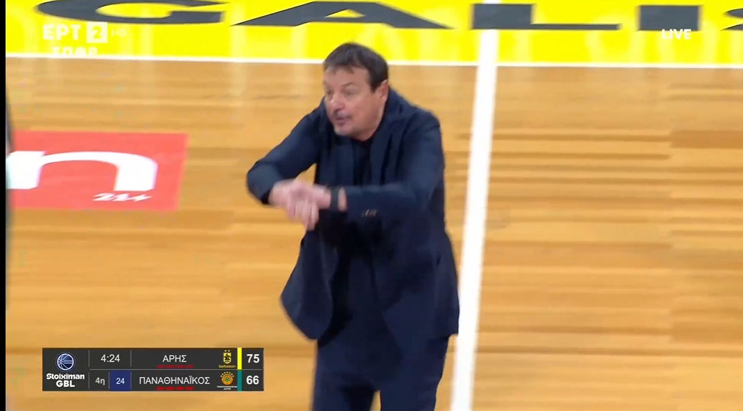 Έξαλλος ο Αταμάν για φάουλ που δεν δόθηκε - Μπήκε στο παρκέ και αποβλήθηκε (vid)