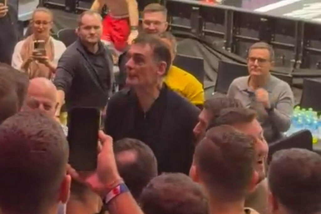 Βίντεο: Οπαδός έβρισε στα ελληνικά τον Μπαρτζώκα και εκείνος ανέβηκε στην εξέδρα για να του ζητήσει τον λόγο