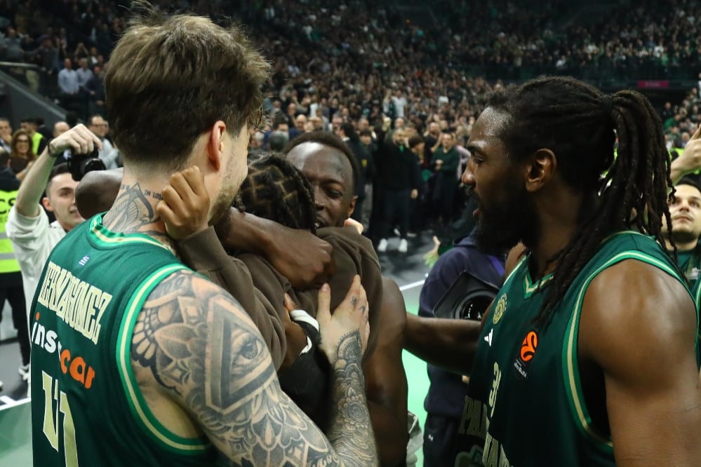 Το φοβερό στιγμιότυπο με τον δακρυσμένο γιο του Γκραντ μετά το νικητήριο καλάθι του πατέρα του (pics)