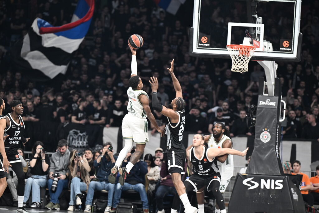 Σορτς: «Δεν μπορείς να παίζεις έτσι μπάσκετ»