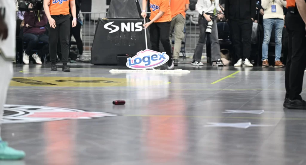 Βροχή αντικειμένων στο Βελιγράδι - Χτυπήθηκαν μέλη της αποστολής