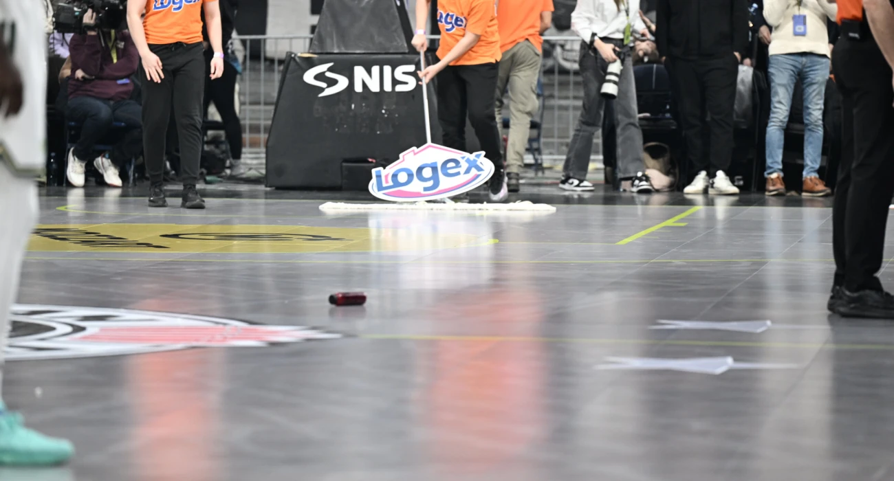 Βροχή αντικειμένων στο Βελιγράδι - Χτυπήθηκαν μέλη της αποστολής