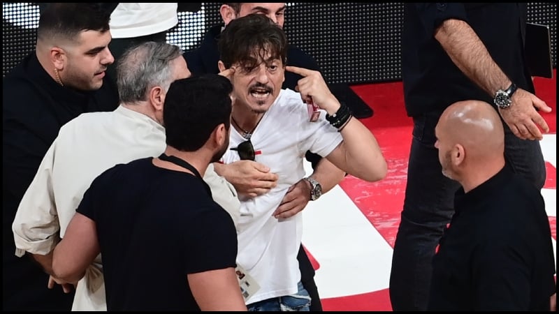 Συνθήματα κατά Γιαννακόπουλου στο Ολυμπιακός - Μπολόνια