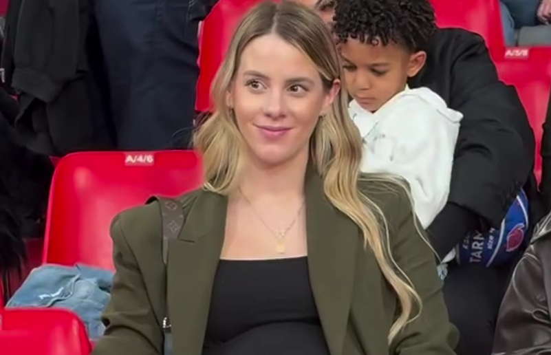 Με πράσινο σακάκι και φουσκωμένη κοιλία η Μιλίτσα Τάσιτς στο ΣΕΦ (vid)