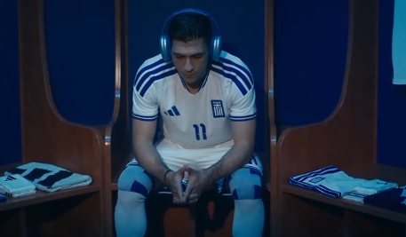 Παναθηναϊκός: Ο Μπακασέτας παρουσίασε τη νέα φανέλα της Εθνικής (vid)