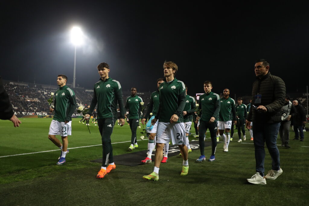 Οι παίκτες του Παναθηναϊκού κατέθεσαν στεφάνι στη Θύρα 4 για τους νεκρούς του ΠΑΟΚ