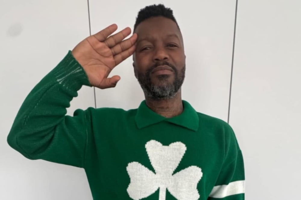 Τρελά Σισέ - Φόρεσε το επετειακό πουλόβερ του Παναθηναϊκού (pic)