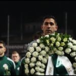 Οι παίκτες του Παναθηναϊκού κατέθεσαν στεφάνι στη Θύρα 4 για τους νεκρούς του ΠΑΟΚ