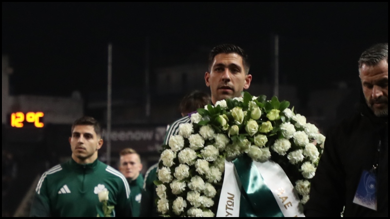 Οι παίκτες του Παναθηναϊκού κατέθεσαν στεφάνι στη Θύρα 4 για τους νεκρούς του ΠΑΟΚ