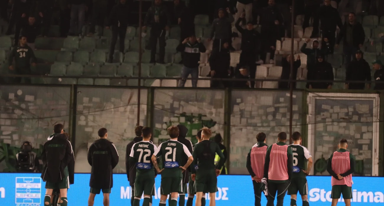 Απίστευτο σκηνικό μετά τη λήξη, με τους παίκτες μπροστά στη 13!