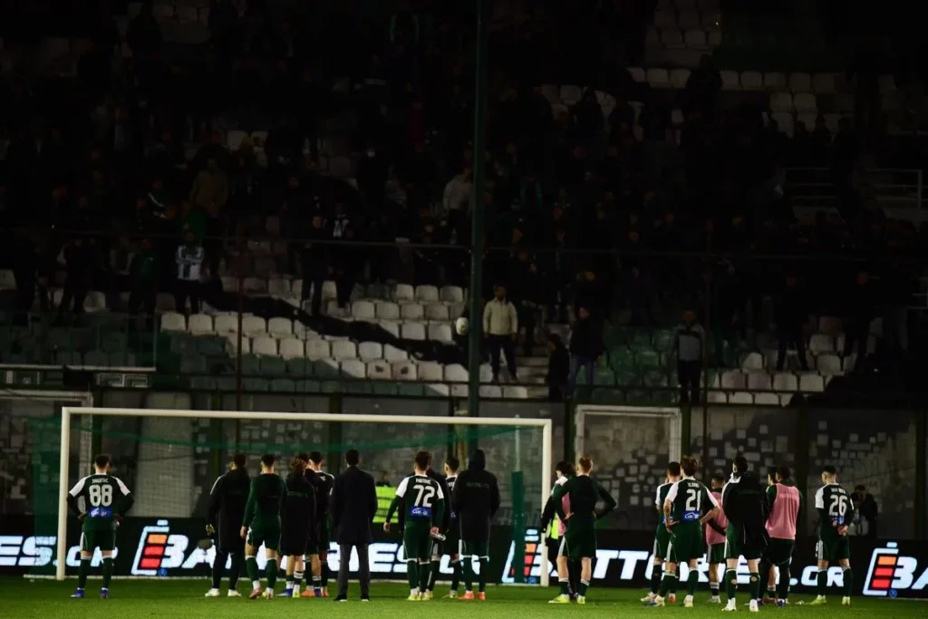 Παναθηναϊκός: Κόσμος έξω από τη Λεωφόρο, περίμενε την αποστολή