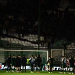 Παναθηναϊκός: Κόσμος έξω από τη Λεωφόρο, περίμενε την αποστολή