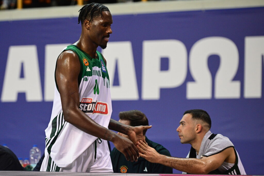 Απίστευτο: Ο Χέιζ-Ντέιβις μπήκε μέσα στο παρκέ να δείξει στους συμπαίκτες του πως να αμυνθούν! (video)