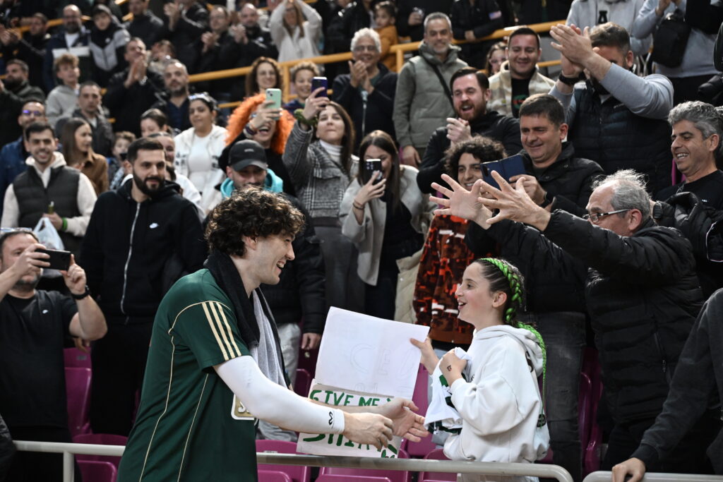 Νεαρή φίλη του Παναθηναϊκού AKTOR ζήτησε και πήρε τη φανέλα του Όσμαν