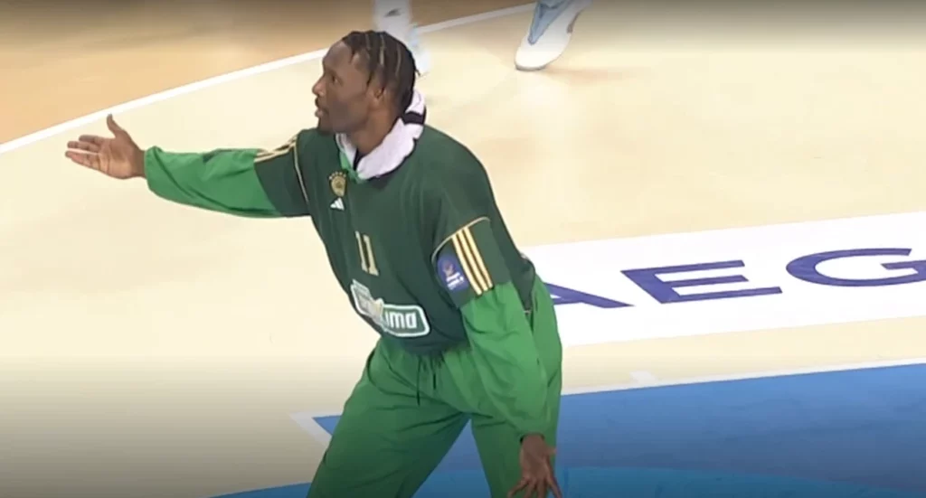 Απίστευτο: Ο Χέιζ-Ντέιβις μπήκε μέσα στο παρκέ να δείξει στους συμπαίκτες του πως να αμυνθούν! (video)