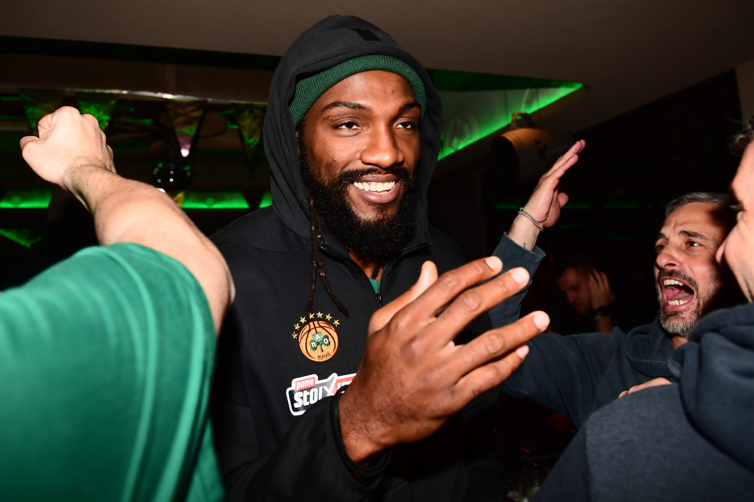 Φωτογραφίες, βίντεο: Το «πράσινο» γλέντι για το Κύπελλο, τα... έσπασαν οι παίκτες