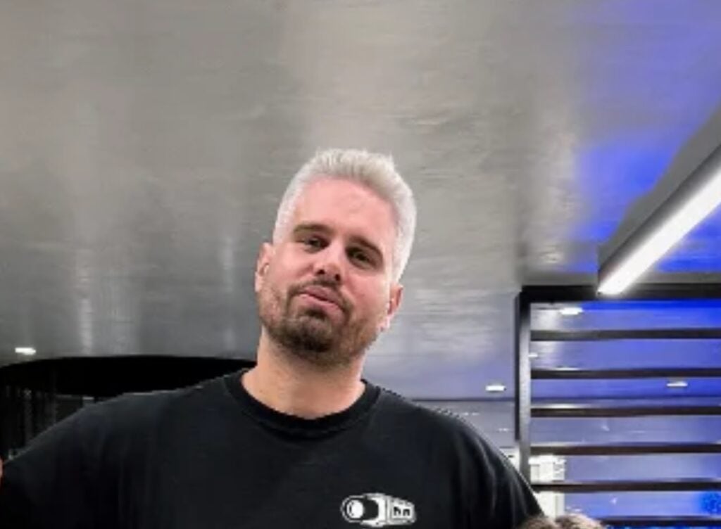 Αγνώριστος ο Μπόγρης: έκοψε το μακρύ μαλλί και εμφανίστηκε ξανθός (pic)