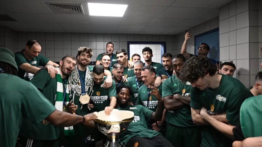 Επικός Σλούκας, έπαθε... Χολμς: Ποιο σύνθημα τραγούδησε