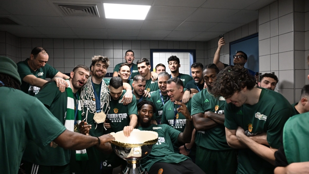 Επικός Σλούκας, έπαθε... Χολμς: Ποιο σύνθημα τραγούδησε