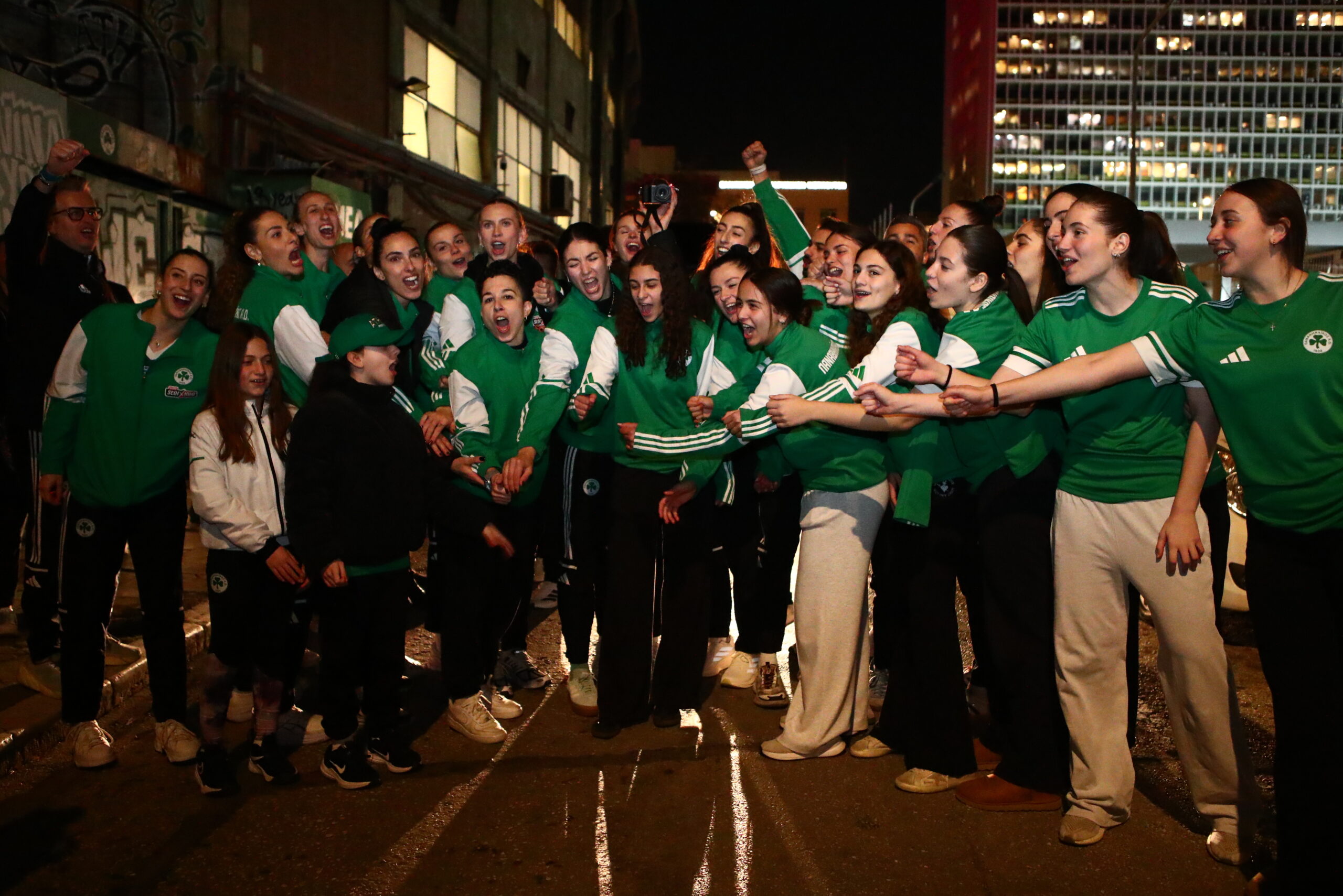 Φωτογραφίες: Πανικός στη Λεωφόρο, η υποδοχή του Παναθηναϊκού