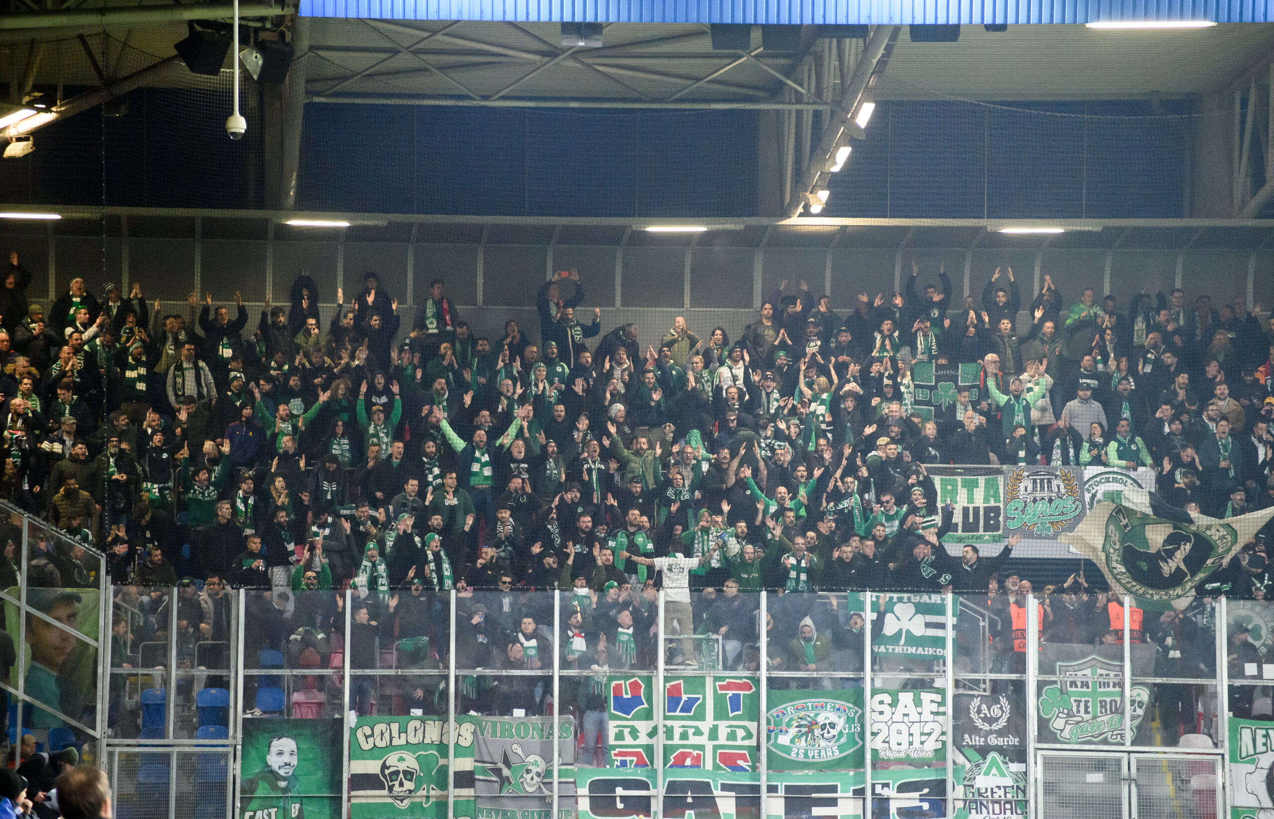 Εντυπωσιακή ατμόσφαιρα στην Τσεχία από τους φίλους του Παναθηναϊκού!