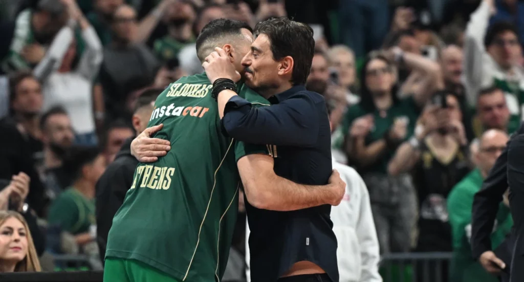 Η αγκαλιά του Δημήτρη Γιαννακόπουλου με τον Κώστα Σλούκα