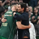 Η αγκαλιά του Δημήτρη Γιαννακόπουλου με τον Κώστα Σλούκα