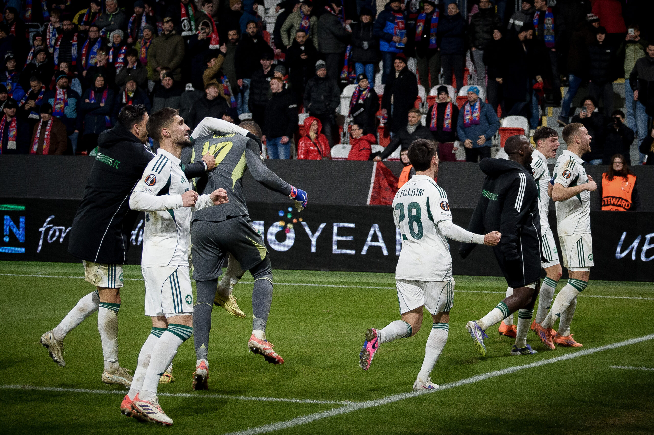 Ξέσπασαν οι παίκτες του Παναθηναϊκού: Έτσι πανηγύρισε το τριφύλλι την επική πρόκριση στους 16